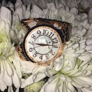 I am selling a women’s rose gold watch